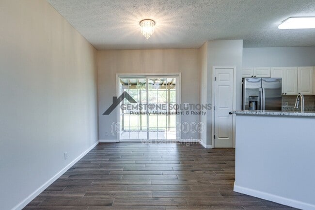 Building Photo - 2104 Loudenslager Dr