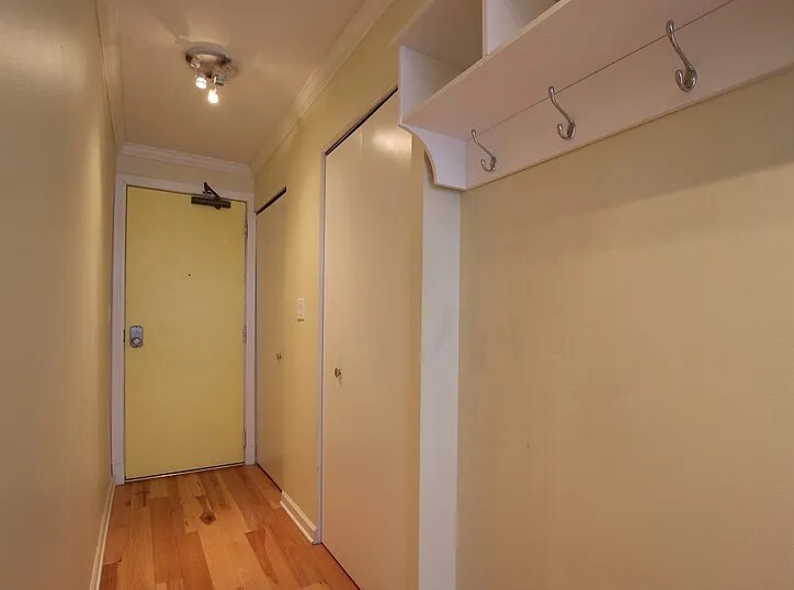 Building Photo - 3033 N Sheridan Rd