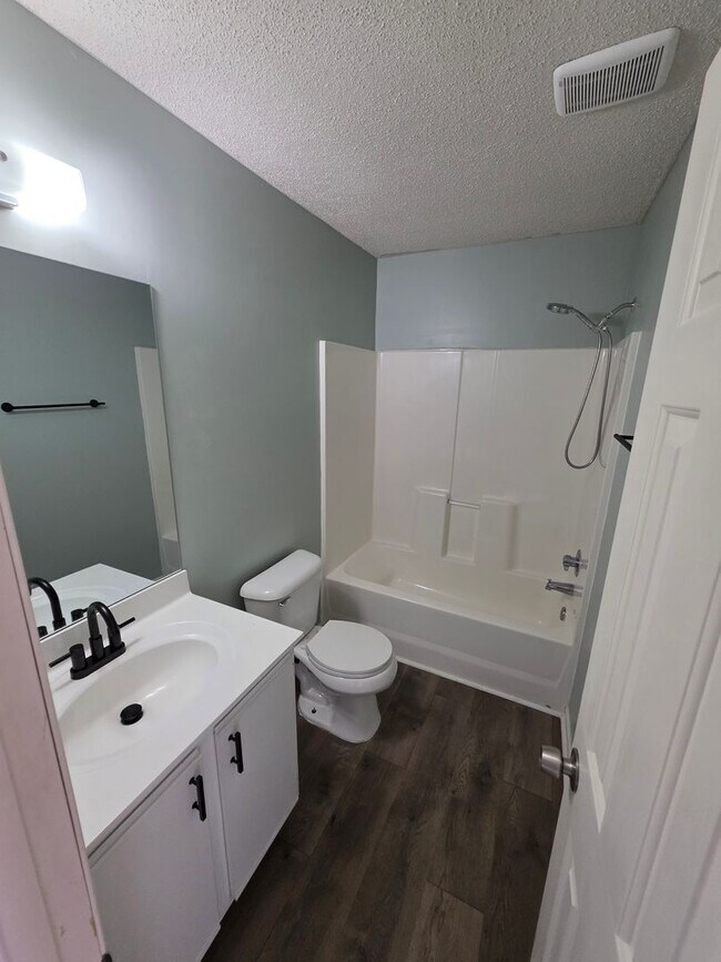 Building Photo - 2 BR 2 BA Townhose