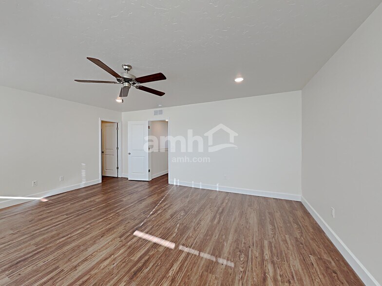 Building Photo - 933 N Barkvine Ave