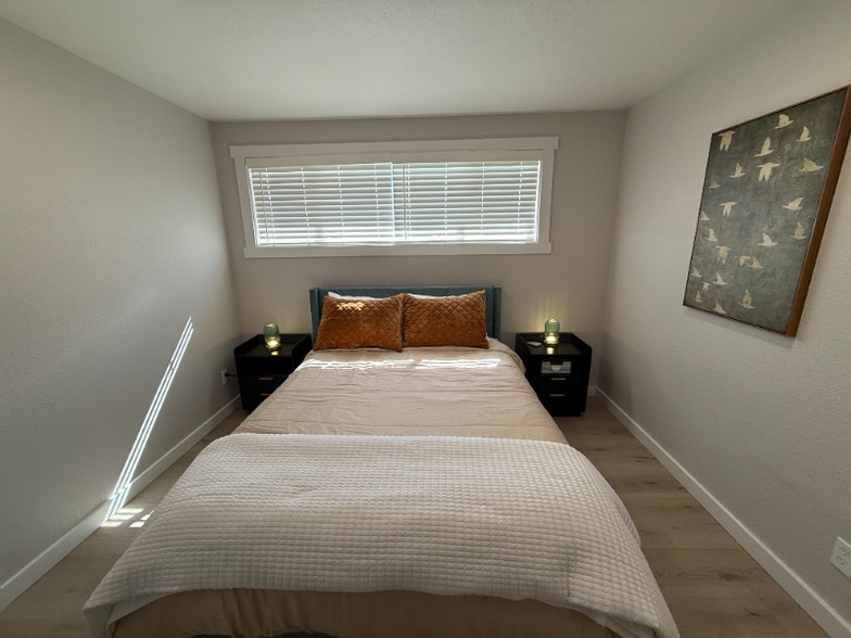 Building Photo - 3013 W Lakeside Dr