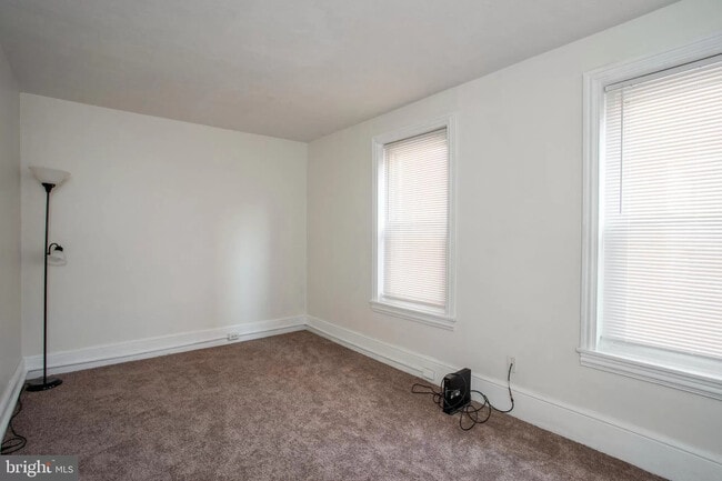 Building Photo - 5 Bedroms 1&1/2 Bathroom