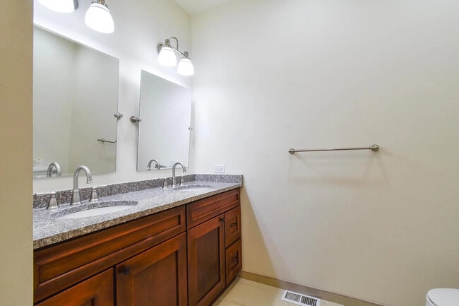 Building Photo - 1761 W Augusta Blvd