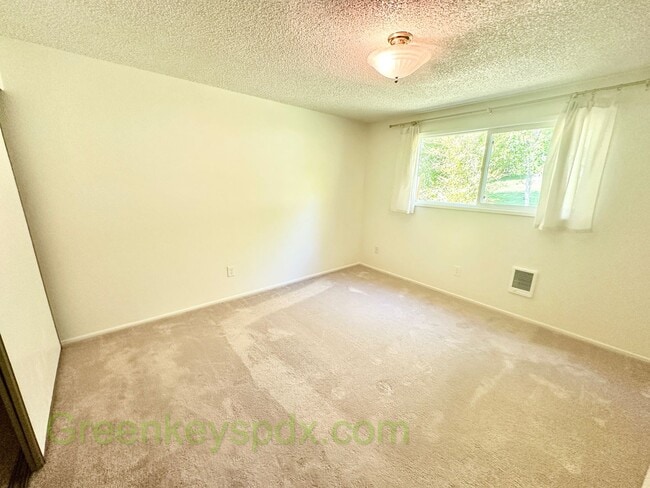 Building Photo - Awesome 2-Bedroom Condo Near Multnomah Vil...