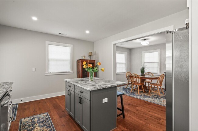 Building Photo - Short Term Only