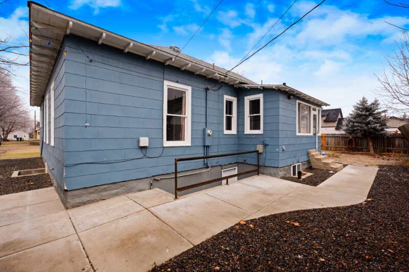 Building Photo - 204 18th Ave S