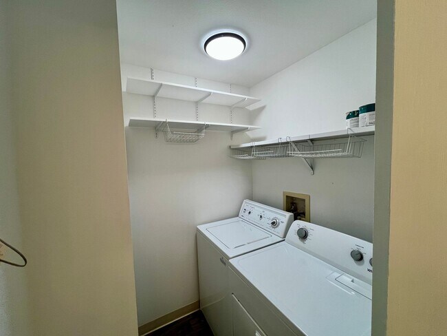 Building Photo - Nice 2 bed 2 bath second floor unit near Buckley Air Force base!