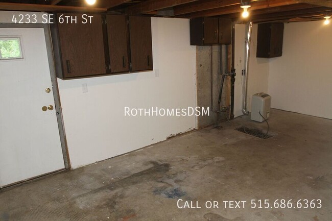 Building Photo - 3 bedroom 2 bath with attached garage Full...