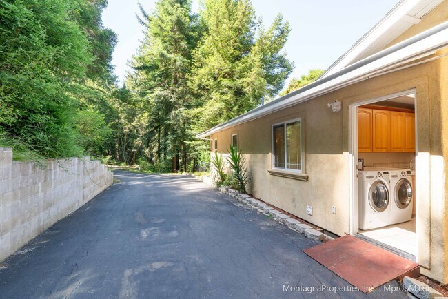 Building Photo - Updated and spacious 3 bedroom house on ov...