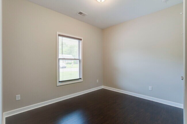 Building Photo - 108 Pine Ct