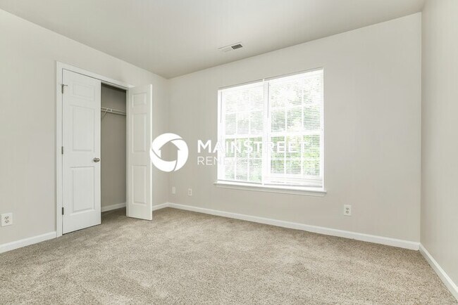 Building Photo - 915 Meadow Oak Dr