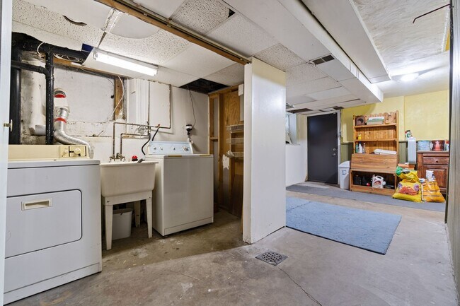 Building Photo - Charming - Manchester Home