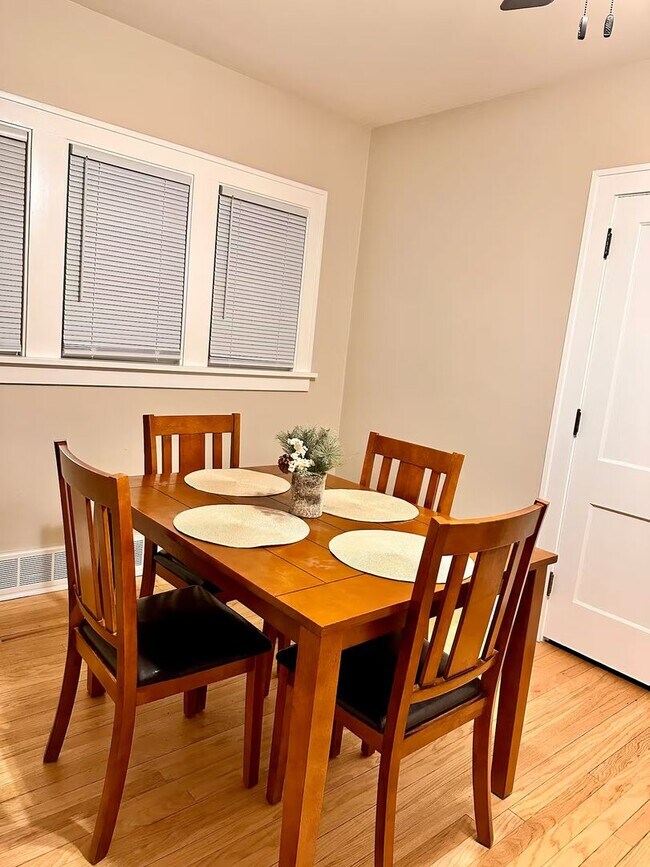 Building Photo - Spacious 5 Bedroom Available