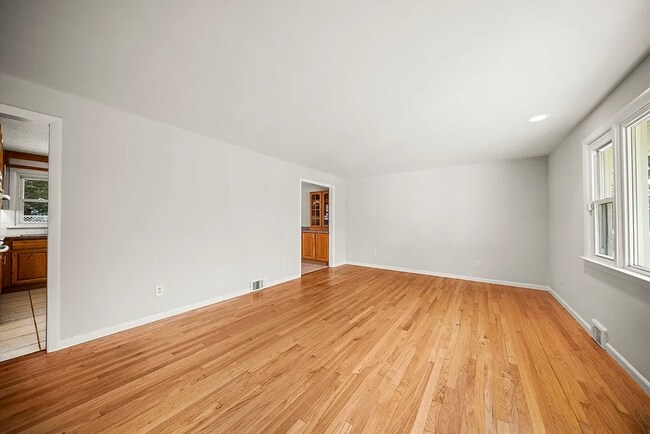 Building Photo - Beautiful Single Family Home for Rent in an Unbeatable Longmeadow Neighborhood!