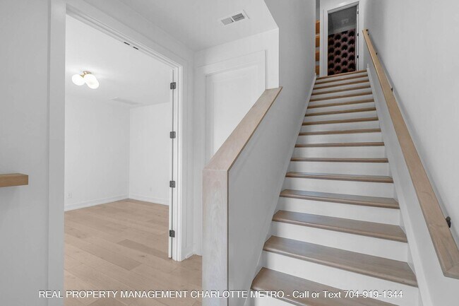 Building Photo - 1609 Parkwood Ave