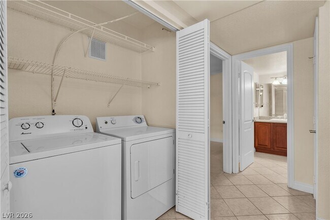Building Photo - 8101 W Flamingo Rd
