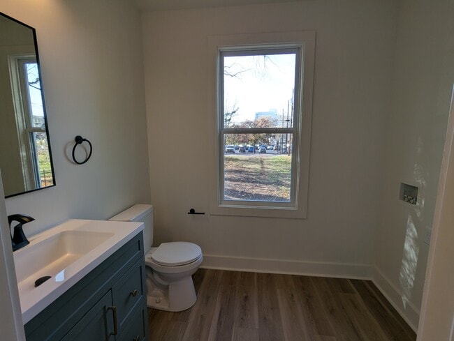 Building Photo - 619 Carpenter St