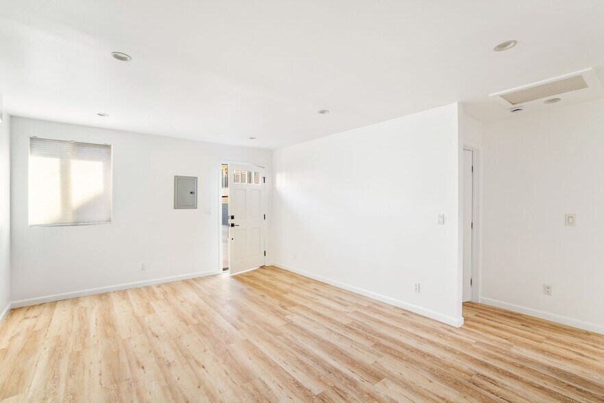 Building Photo - 6029 Eleanor Ave