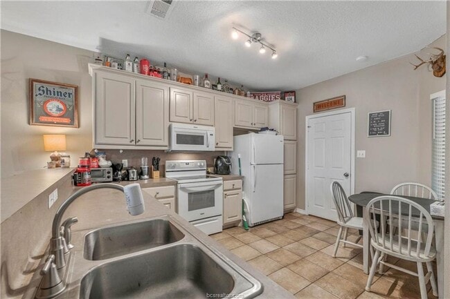 Building Photo - Available August 2026! Spacious 4 Bed House in South College Station!