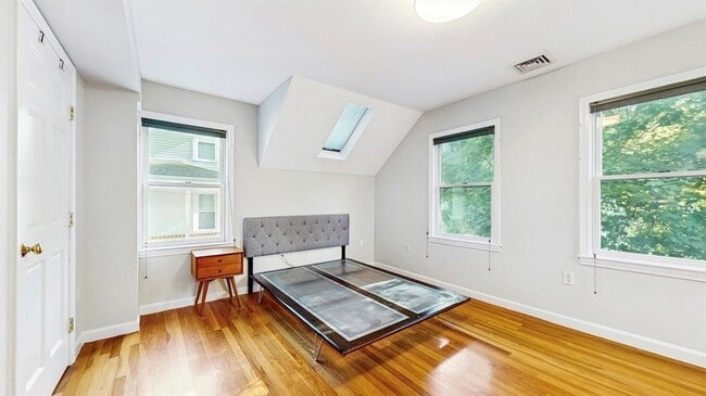 Building Photo - 14 Chestnut St