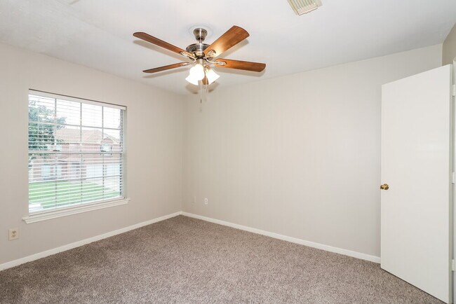 Building Photo - 18326 Forest Dew Dr