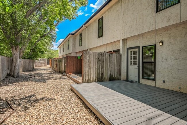Building Photo - 1307 Kinney Ave