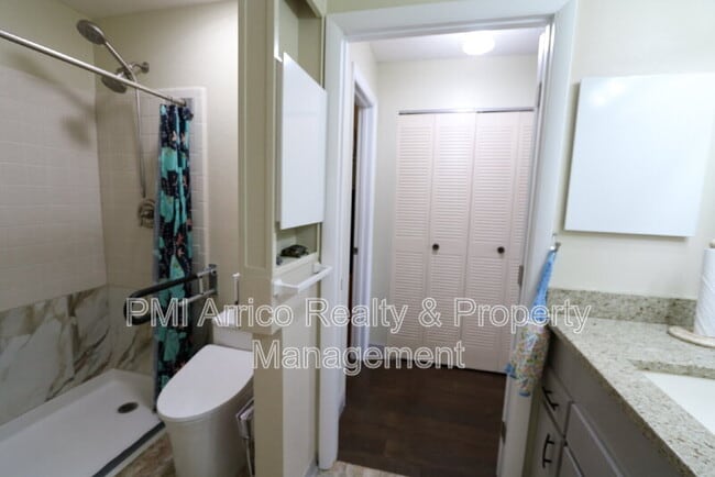 Building Photo - 323 Knottwood Ct