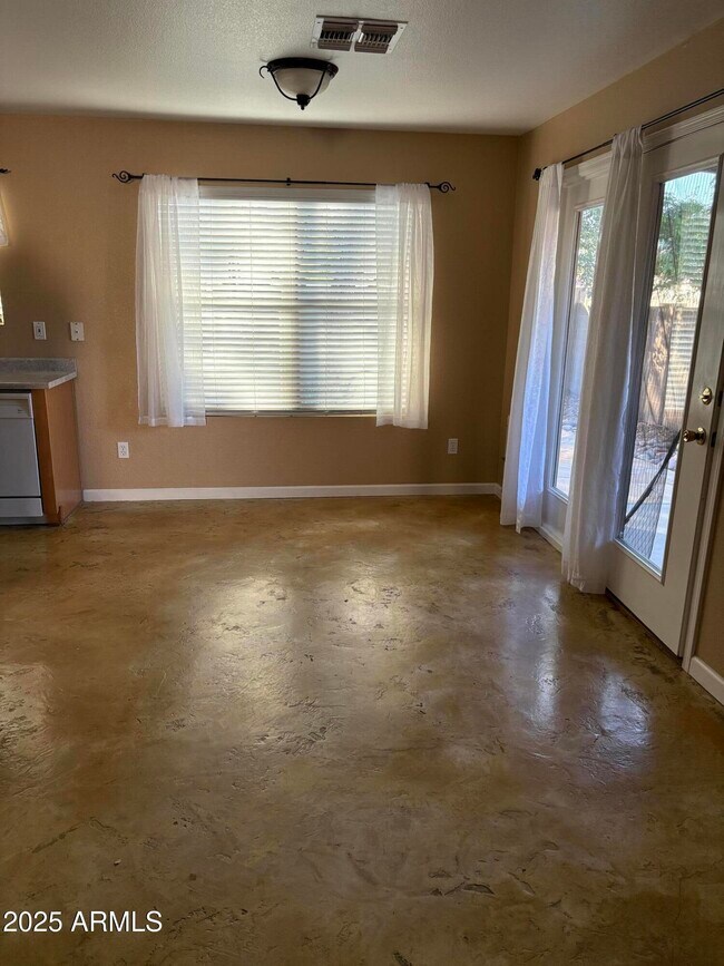 Building Photo - 2401 E Peach Tree Dr