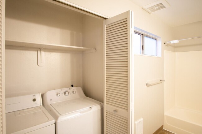 Building Photo - Fantastic Lake Oswego 2Bdr w/Fireplace, Dishwasher & W/D + Balcony