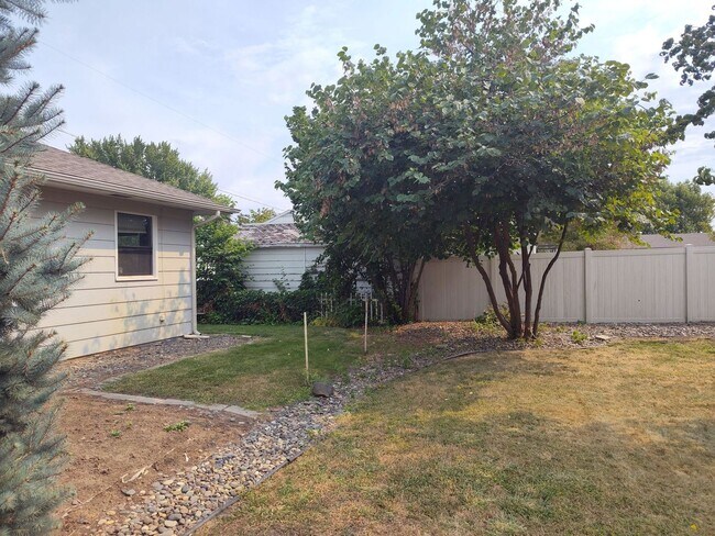 Building Photo - Large 4 Bedroom Orchards Home with private...