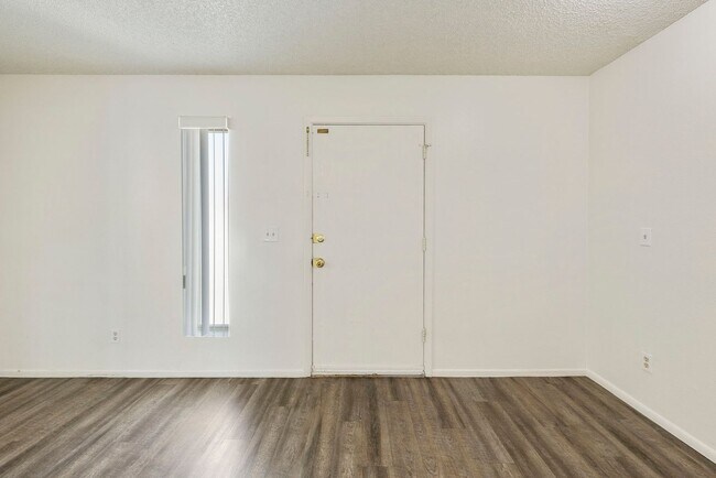 Building Photo - Moon Valley Townhouse at 7th and T-Bird!