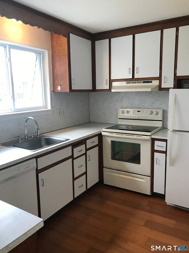 Building Photo - 270 -1 Richard St