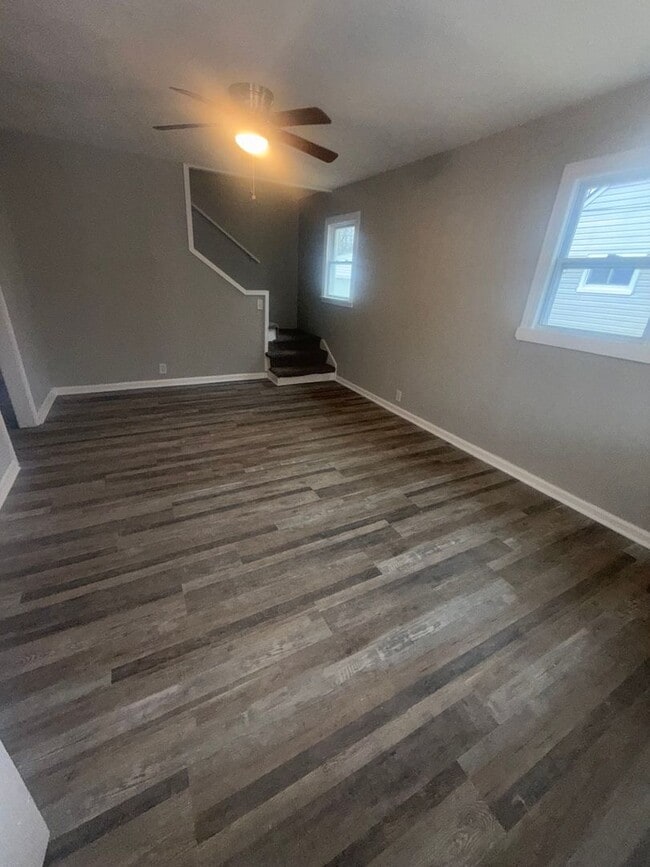 Building Photo - 6 bdrm 3 bathroom home for rent