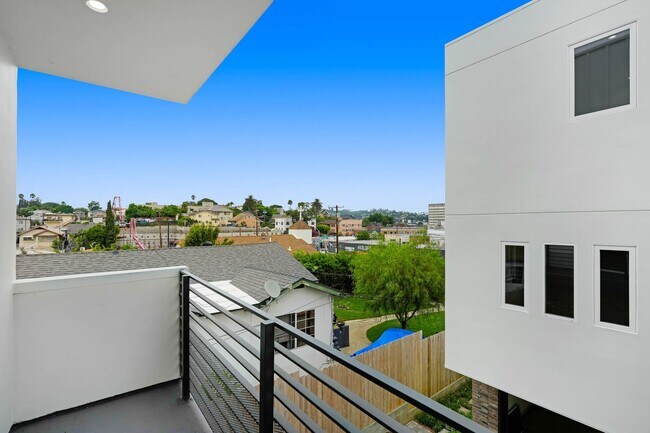 Building Photo - 5 Bedroom / 4 bathroom Fully Detached Townhouse in Echo Park with Private Garage