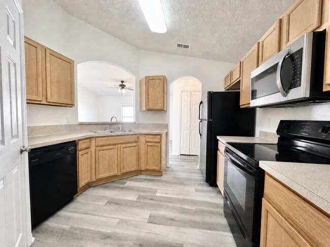 Building Photo - Affordable comfort with space where it counts - 3Bedrooms / 2Baths home in Deltona!