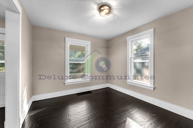 Building Photo - Remodeled 3BR + Flex Room | Steps from Leo...