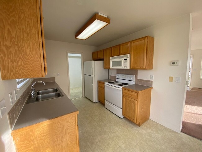 Building Photo - Bright & Inviting Wellington Townhome