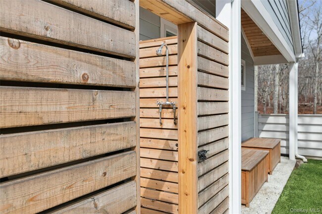 Building Photo - 6 W Landing Rd