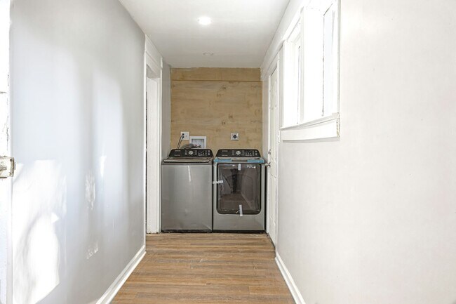 Building Photo - 3240 W 56th St