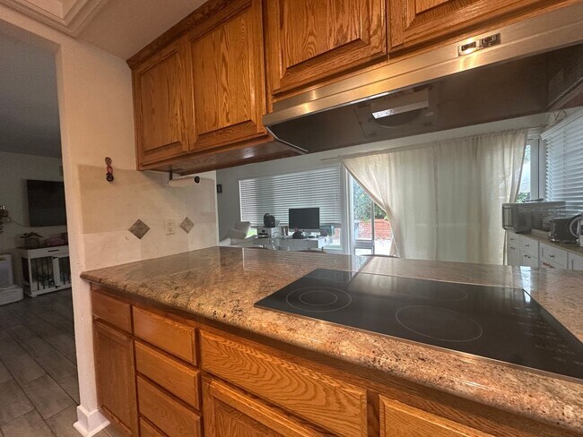 Building Photo - Spacious 4-Bedroom Home for Lease in Desir...