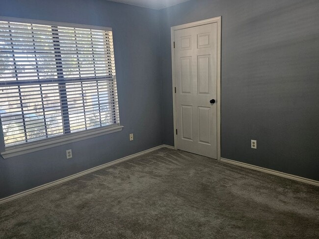 Building Photo - 306 Elfen Glen St