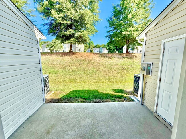 Building Photo - Beautiful 2 Bed 2.5 Bath townhome located ...