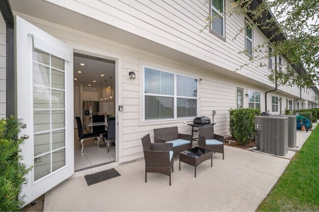 Building Photo - 1013 Plantation Ln