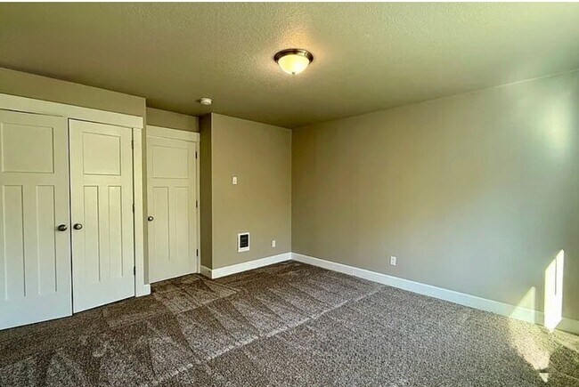 Building Photo - 1058 NE Regan Hill Loop