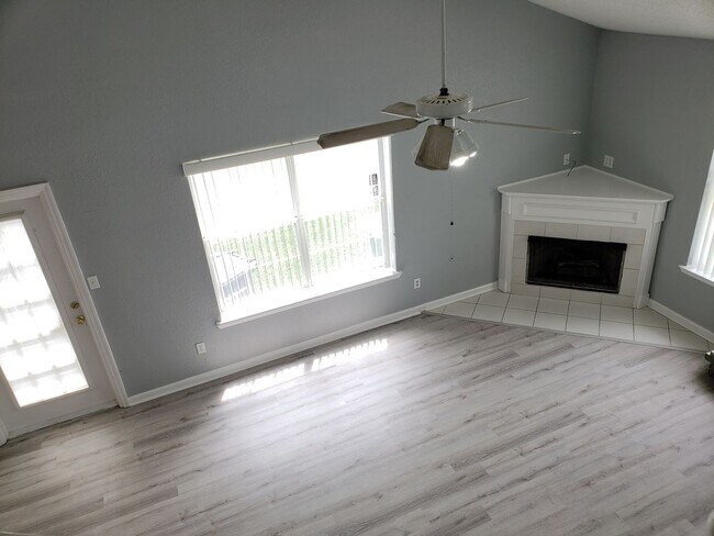 Building Photo - 3 bedroom townhome for rent in NE Tallahassee, wood floors, fenced yard available for a move in r...