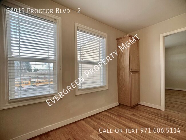 Building Photo - Charming Studio Apartment in Sandy! | $1,195