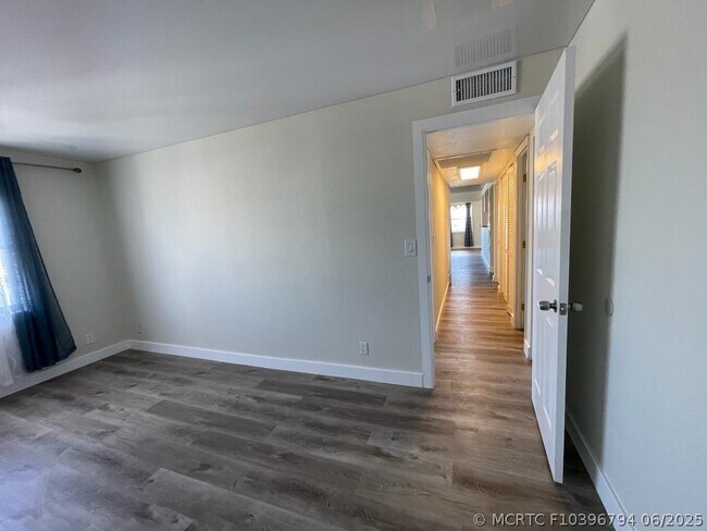 Building Photo - 401 Golden Isles Dr