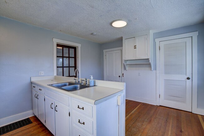 Building Photo - Turn of the Century Bungalow 1 bed, Downto...