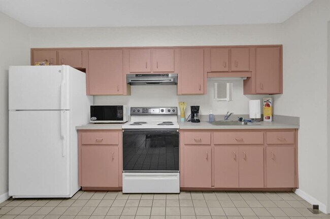 Building Photo - 1045 N Cres Dr