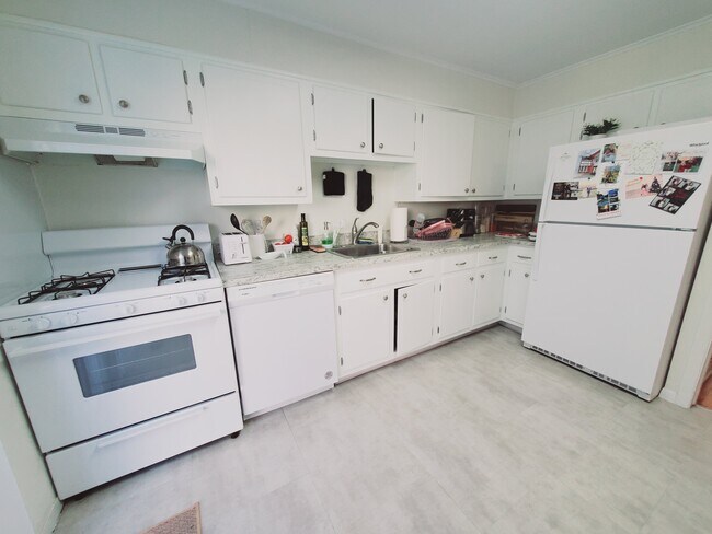 Building Photo - 13 Elmwood St